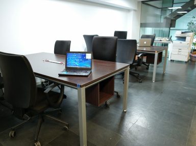 Sala de trabajo en coworking Oficina24 Barcelona | Puestos de trabajo en centro de Barcelona Oficina 24